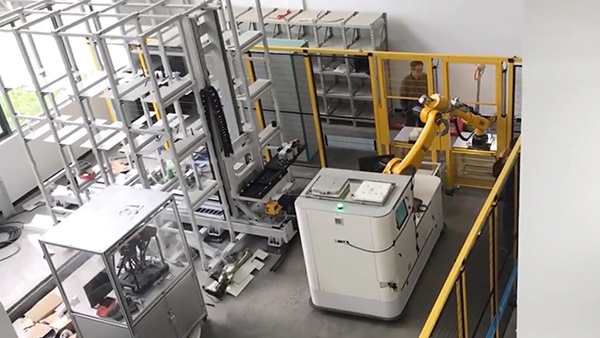 視覺引導(dǎo)AGV物流車+工業(yè)機(jī)器人實現(xiàn)定位糾偏